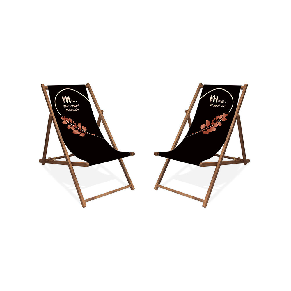 Es sind zwei Holzliegestühle ohne Armlehne in der Lasur dunkelbraun abgebildet.
Hintergrund beider Liegestühle in Schwarz. Linker Stuhl: Linke Herzhälfte in Creme und Rosé Blätter.
Rechter Stuhl rechte Herzhälfte in Creme und Rosé Blätter.
Text linker Stuhl: Mr. 
Text rechter Stuhl: Mrs.