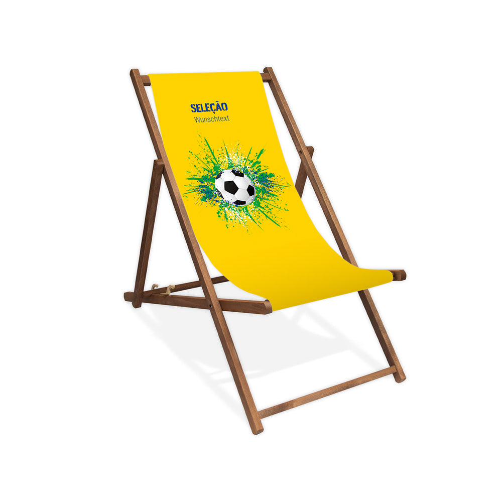 Liegestuhl ohne Armlehne dunkelbraun im Brasilien Design zur WM 2026 mit Fußball auf grün-blau-weißen Farbklecks und personalisierbaren Text oberhalb. Über dem Wunschtext steht in blau "Selecao".
Der Hintergrund ist gelb.