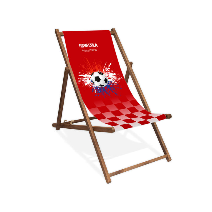 Liegestuhl ohne Armlehne dunkelbraun im Kroatien Design zur WM 2026 mit Fußball auf rot-weiß-blauen Farbklecks und personalisierbaren Text oberhalb. Über dem Wunschtext steht "Hrvatska".
Der Hintergrund ist rot. Im unteren ein Verlauf zu rot-weiß kariert.
