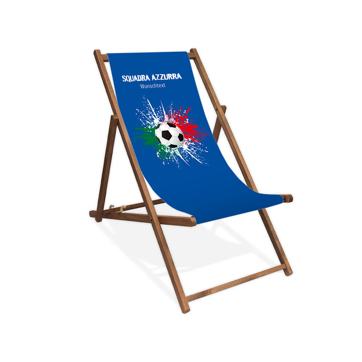 Liegestuhl ohne Armlehne dunkelbraun im Italien Design zur WM 2026 mit Fußball auf grün-weiß-roten Farbklecks und personalisierbaren Text oberhalb. Über dem Wunschtext steht in weiß "Squadra Azzurra".
Der Hintergrund ist blau.