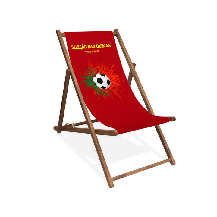 Liegestuhl ohne Armlehne dunkelbraun im Portugal Design zur WM 2026 mit Fußball auf grün-roten Farbklecks und personalisierbaren Text oberhalb. Über dem Wunschtext steht in gelb "Selacao das Quinas".
Der Hintergrund ist rot.