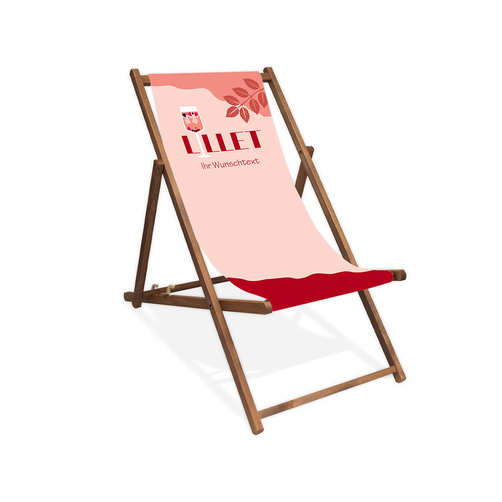 Mittig ist ein dunkelbrauner Holzliegestuhl ohne Armlehne abgebildet.
Motiv LILLET, wobei das i ein Aperetif-Glas mit Wildberry darstellt.