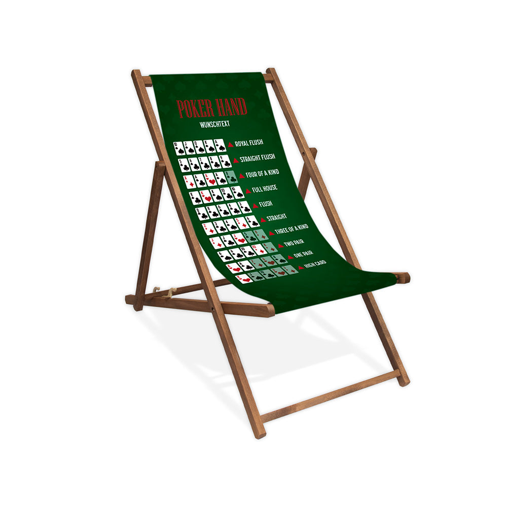 Mockup eines personalisierten Liegestuhls ohne Armlehne im Pokerhand Design mit allen Pokerblättern, grünem Hintergrund und rotem Schriftzug "POKERHAND". Die Lasur des Stuhls ist dunkelbraun.