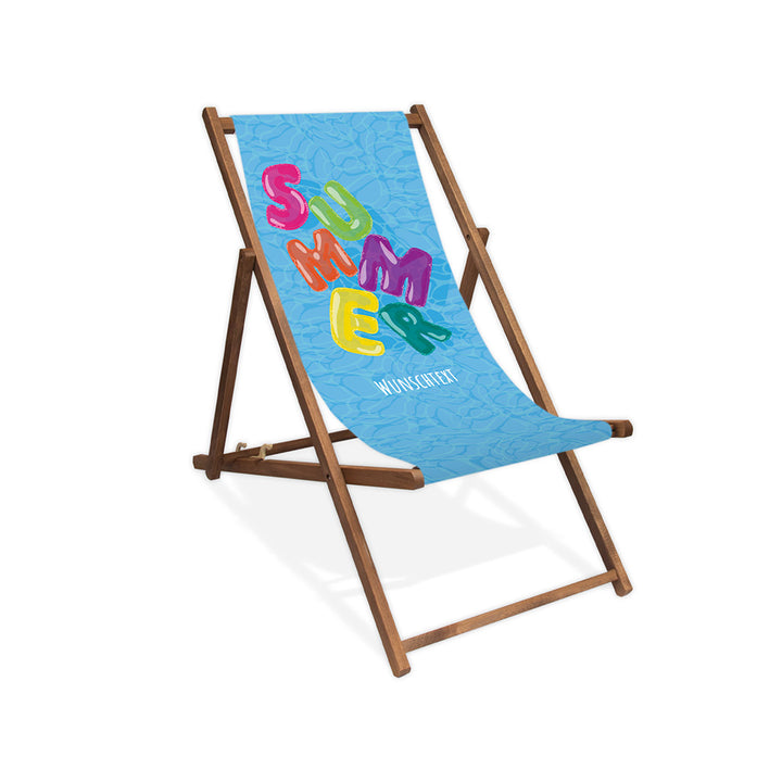 Mockup eines Holzliegestuhls ohne Armlehne im Pool-Design mit blauem Wasserhintergrund., buntem "Summer"-Schriftzug im Luftmatratzen-Look und Wunschtext. Die Lasur des Liegestuhls ist dunkelbraun.