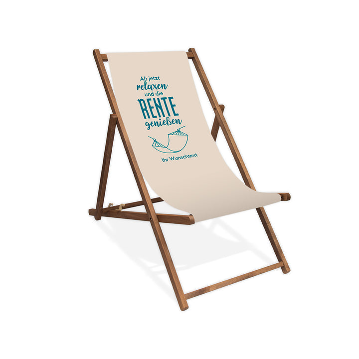 Dunkelbrauner Holzliegestuhl ohne Armlehne. Motiv auf Bezug: Hintergrund Naturweiß
Aufschrift: "Ab jetzt relaxen und die Rente genießen". Darunter eine Umrandung einer Hängematte und darunter die Aufschrift "Ihr Wunschtext". 