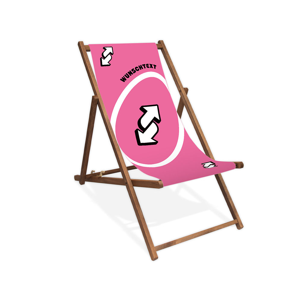 Mockup eines personalisierbaren Holzliegestuhls ohne Armlehne im pinken Reverse-Design. Das Motiv zeigt eine Wendekarte und personalisierbaren Wunschtext. Die Lasur des Stuhls ist dunkelbraun.