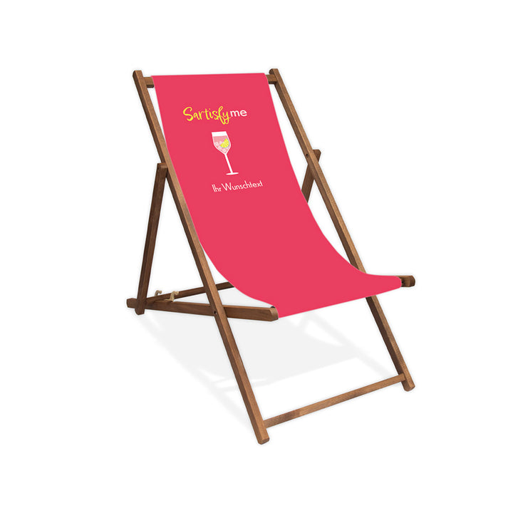 Mittig ist ein dunkelbrauner Holzliegestuhl ohne Armlehne abgebildet.
Pinker Hintergrund mit dem Spruch "Sartisfy me". 