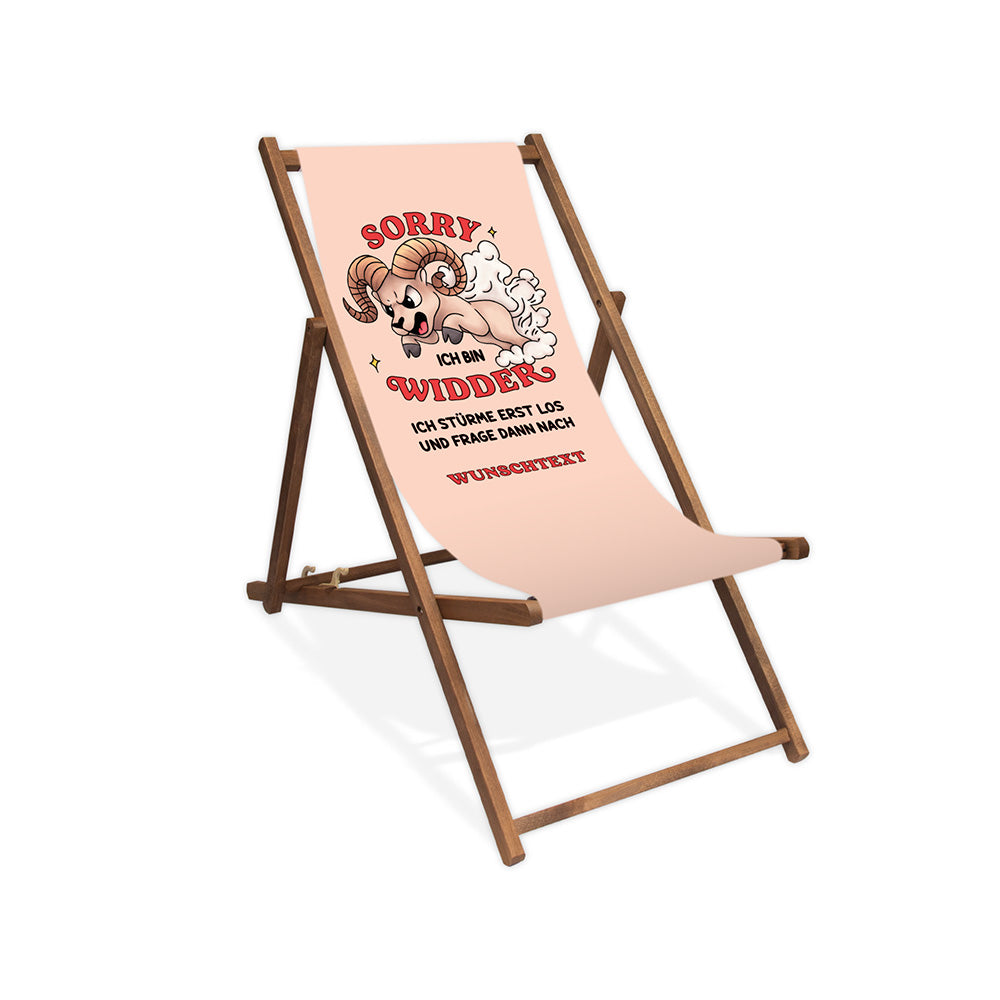 Liegestuhl ohne Armlehne in dunkelbrauner Lasur.
Bezug mit Pastell-Oranger Hintergrund mit Comic Stil Widder als Sternzeichen und frechem Spruch.