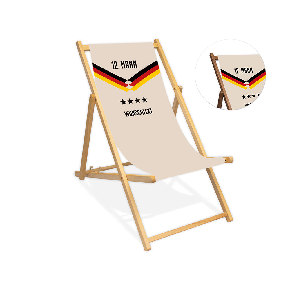 Mittig ist ein farbloser Holzliegestuhl ohne Armlehne abgebildet.
Naturfarbener Hintergrund im Nationalelf Trikot Stil.
Neben dem Liegestuhl ist in einem Kreis die Lasurfarbe dunkelbraun abgebildet.