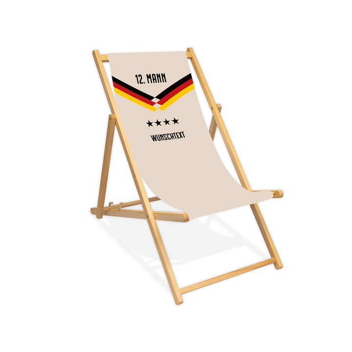Mittig ist ein farbloser Holzliegestuhl ohne Armlehne abgebildet.
Naturfarbener Hintergrund im Nationalelf Trikot Stil.