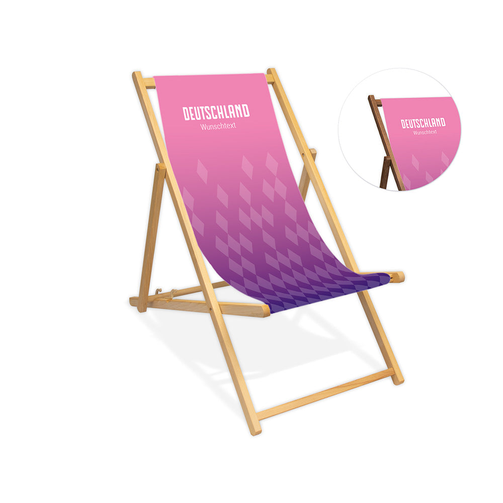 Mittig ist ein farbloser Holzliegestuhl ohne Armlehne abgebildet.
Pink-Lila Hintergrund im Stil des Auswärtstrikots der EM 2024 der Nationalelf.
Neben dem Liegestuhl ist in einem Kreis die Lasurfarbe dunkelbraun abgebildet.