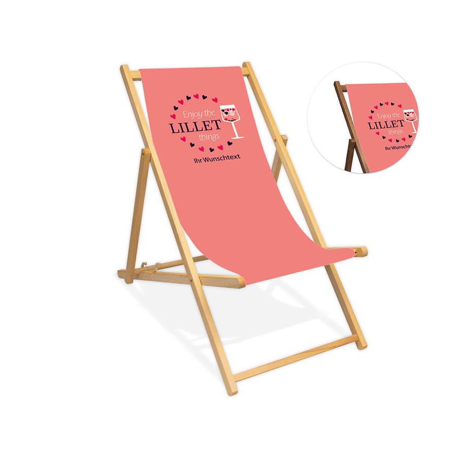 In der Mitte ist ein farbloser Holzliegestuhl ohne Armlehne abgebildet. Auf dem rosa Bezug ist im oberen Drittel ein Kreis aus Beeren aufgezeichnet. Da drin steht der Text "Enjoy the Lillet things". Die rechte Seite des Kreises bildet ein Cocktailglas gefüllt mit dem Aperetif Wildberry. Unter dem Kreis  steht folgender Tex geschrieben: Ihr Wunschtext".
Neben dem Liegestuhl ist in einem Kreis ein Auschnitt des gleichen Liegestuhls in der Lasurfarbe dunkelbraun abgebildet.