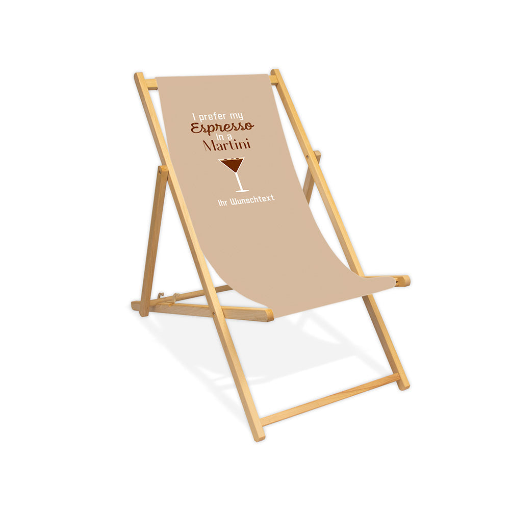 Mittig ist ein farbloser Holzliegestuhl ohne Armlehne abgebildet.
Motiv mit dem Spruch "I prefer my Espresso in a Martini". 