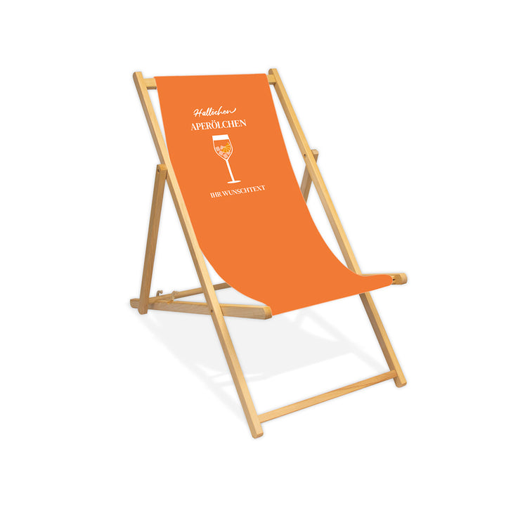 Mittig ist ein farbloser Holzliegestuhl ohne Armlehne abgebildet.
Orangenes Motiv mit dem Spruch "Hallöchen Aperölchen". 
