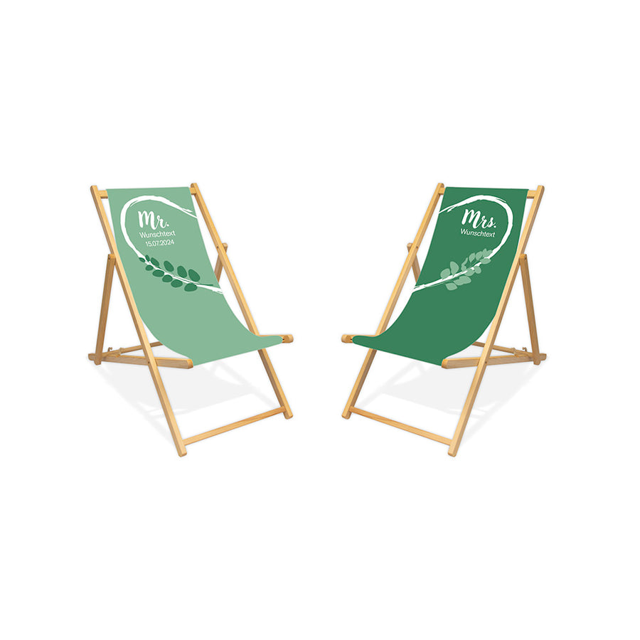Es sind zwei Holzliegestühle ohne Armlehne in der Lasur farblos abgebildet.
Linker Stuhl mit Hintergrund in Mint, linke weiße Herzhälfte und grüne Blätter.
Rechter Stuhl mit Hintergrund dunkleres Grün und rechte weiße Herzhälfte.
Text linker Stuhl: Mr. 
Text rechter Stuhl: Mrs.
