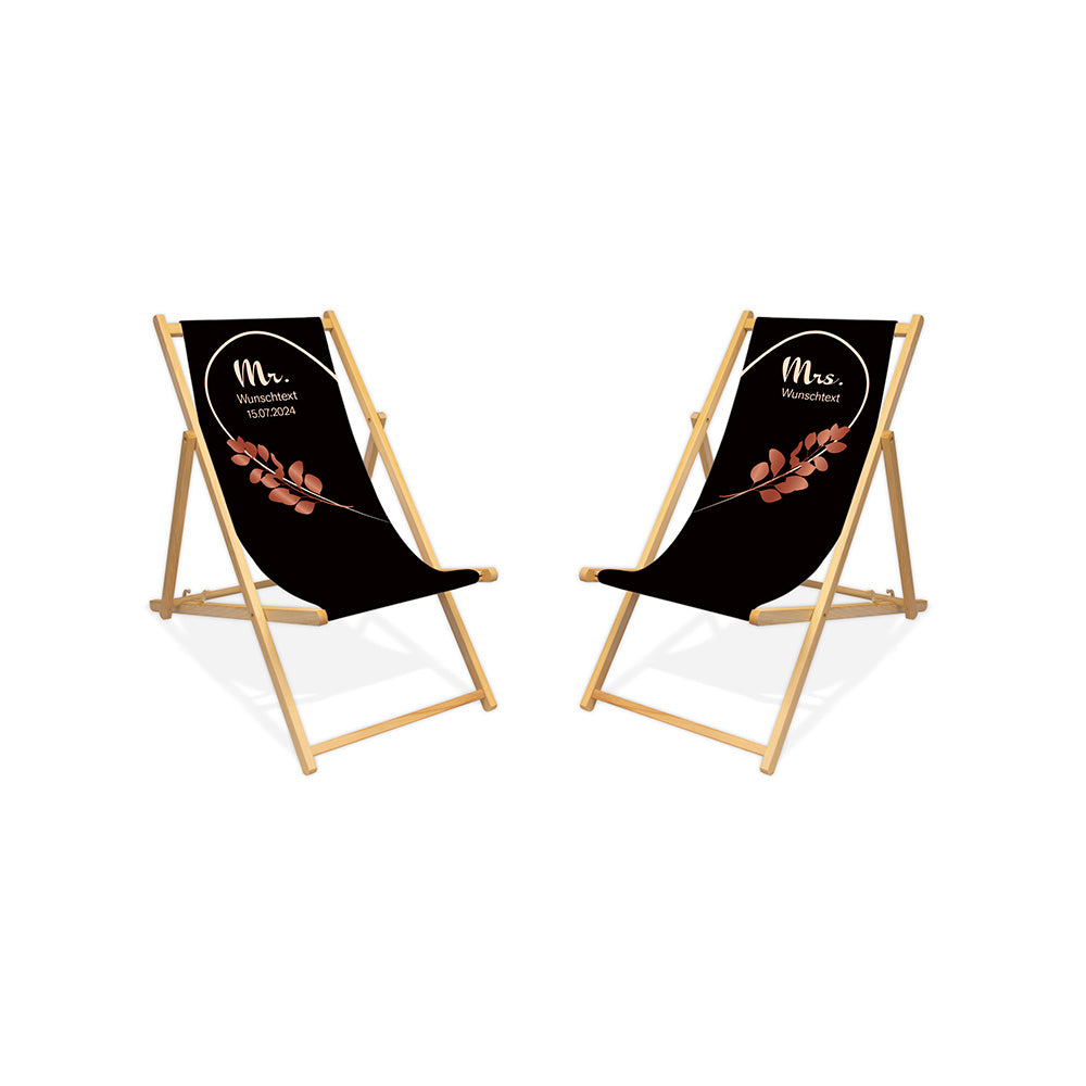 Es sind zwei Holzliegestühle ohne Armlehne in der Lasur farblos abgebildet.
Hintergrund beider Liegestühle in Schwarz. Linker Stuhl: Linke Herzhälfte in Creme und Rosé Blätter.
Rechter Stuhl rechte Herzhälfte in Creme und Rosé Blätter.
Text linker Stuhl: Mr. 
Text rechter Stuhl: Mrs.