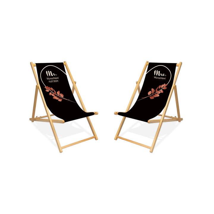 Es sind zwei Holzliegestühle ohne Armlehne in der Lasur farblos abgebildet.
Hintergrund beider Liegestühle in Schwarz. Linker Stuhl: Linke Herzhälfte in Creme und Rosé Blätter.
Rechter Stuhl rechte Herzhälfte in Creme und Rosé Blätter.
Text linker Stuhl: Mr. 
Text rechter Stuhl: Mrs.