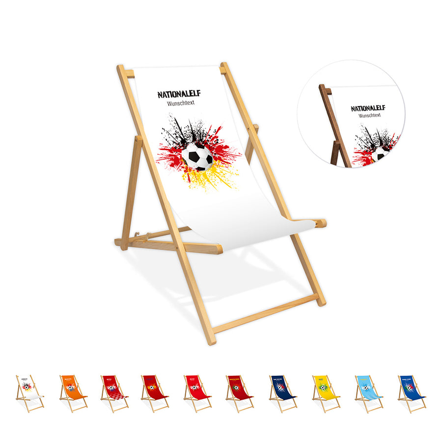 Liegestuhl ohne Armlehne farblos im Deutschland Design zur WM 2026 mit Fußball auf schwarz-rot-goldenem Farbklecks und personalisierbaren Text oberhalb. Über dem Wunschtext steht "Nationalelf". Rechts neben dem Stuhl wird dieser in dunkelbrauner Lasur dargestellt. Unterhalb sind die anderen Länderdesigns abgebildet.