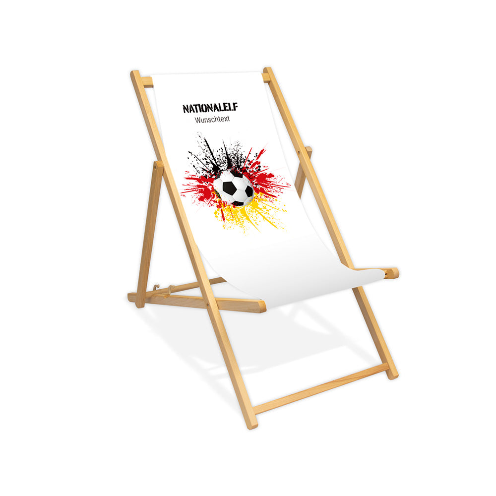 Liegestuhl ohne Armlehne farblos im Deutschland Design zur WM 2026 mit Fußball auf schwarz-rot-goldenem Farbklecks und personalisierbaren Text oberhalb. Über dem Wunschtext steht "Nationalelf".