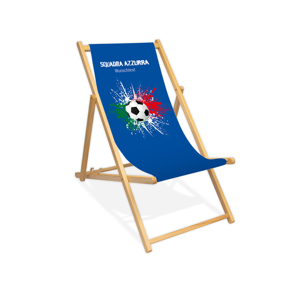 Liegestuhl ohne Armlehne farblos im Italien Design zur WM 2026 mit Fußball auf grün-weiß-roten Farbklecks und personalisierbaren Text oberhalb. Über dem Wunschtext steht in weiß "Squadra Azzurra".
Der Hintergrund ist blau.