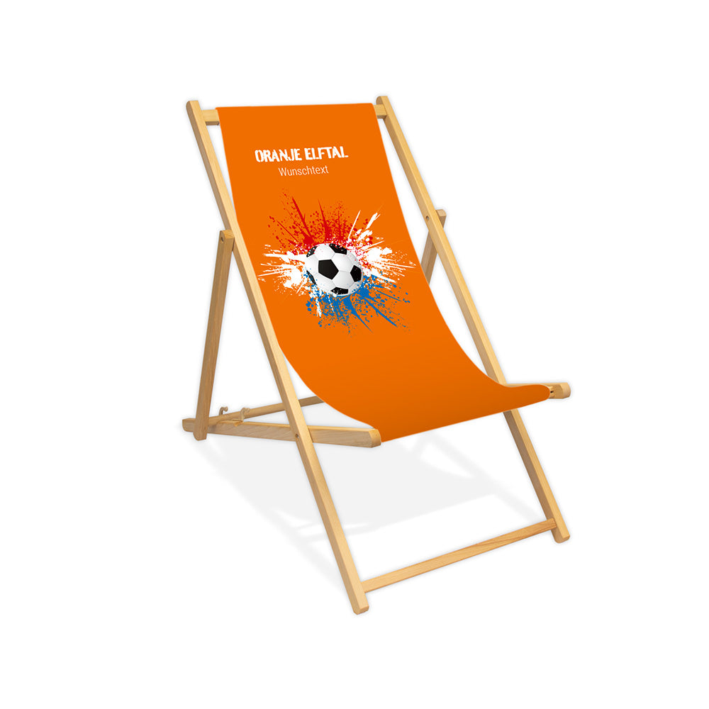 Liegestuhl ohne Armlehne farblos im Niederlande Design zur WM 2026 mit Fußball auf rot-weiß-blauen Farbklecks und personalisierbaren Text oberhalb. Über dem Wunschtext steht "Oranje Elftal". Der Hintergrund ist orange.