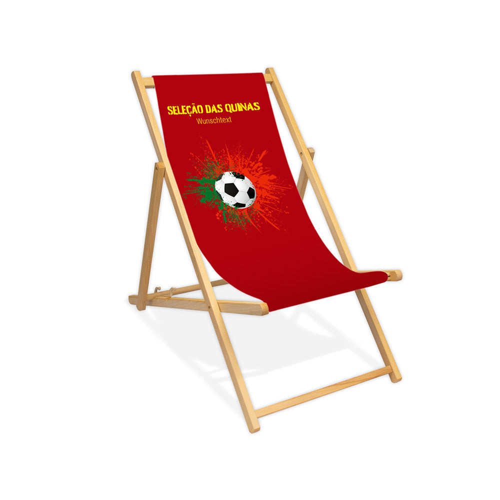 Liegestuhl ohne Armlehne farblos im Portugal Design zur WM 2026 mit Fußball auf grün-roten Farbklecks und personalisierbaren Text oberhalb. Über dem Wunschtext steht in gelb "Selacao das Quinas".
Der Hintergrund ist rot.
