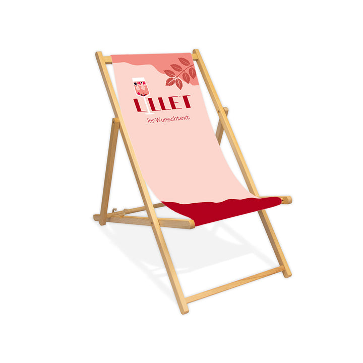 Mittig ist ein farbloser Holzliegestuhl ohne Armlehne abgebildet.
Motiv LILLET, wobei das i ein Aperetif-Glas mit Wildberry darstellt.