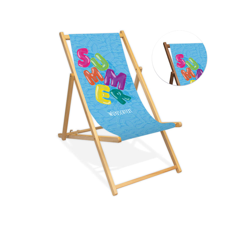 Mockup eines Holzliegestuhls ohne Armlehne im Pool-Design mit blauem Wasserhintergrund., buntem "Summer"-Schriftzug im Luftmatratzen-Look und Wunschtext. Die Lasur des Liegestuhls ist farblos.
Rechts neben dem Stuhl wird in einem Kreis die Lasur dunkelbraun dargestellt.