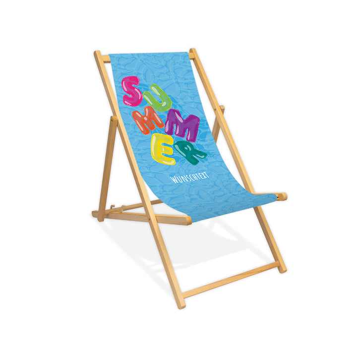 Mockup eines Holzliegestuhls ohne Armlehne im Pool-Design mit blauem Wasserhintergrund., buntem "Summer"-Schriftzug im Luftmatratzen-Look und Wunschtext. Die Lasur des Liegestuhls ist farblos.