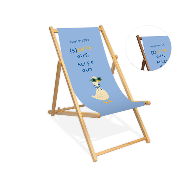 Mockup eines personalisierten Holzliegestuhls ohne Armlehne mit Himmelblauen Hintergrund, Enten-Motiv mit Sonnenbrille und Schriftzug "(R)Ente gut, alles gut."
Die Lasur des Liegestuhls ist farblos.
Rechts daneben wird in einem Kreis die Lasur dunkelbraun dargestellt.