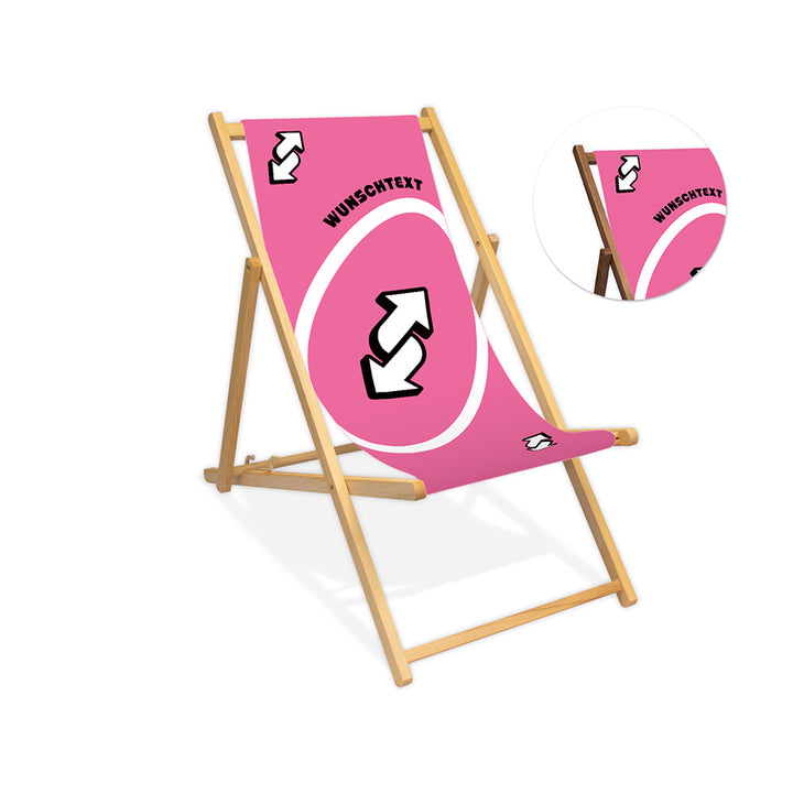 Mockup eines personalisierbaren Holzliegestuhls ohne Armlehne im pinken Reverse-Design. Das Motiv zeigt eine Wendekarte und personalisierbaren Wunschtext. Die Lasur des Stuhls ist farblos.
Rechts neben dem Stuhl wird in einem Kreis die Lasurfarbe dunkelbraun dargestellt.
