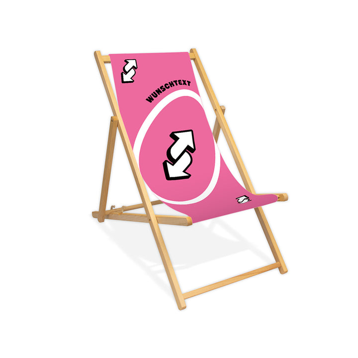 Mockup eines personalisierbaren Holzliegestuhls ohne Armlehne im pinken Reverse-Design. Das Motiv zeigt eine Wendekarte und personalisierbaren Wunschtext. Die Lasur des Stuhls ist farblos.