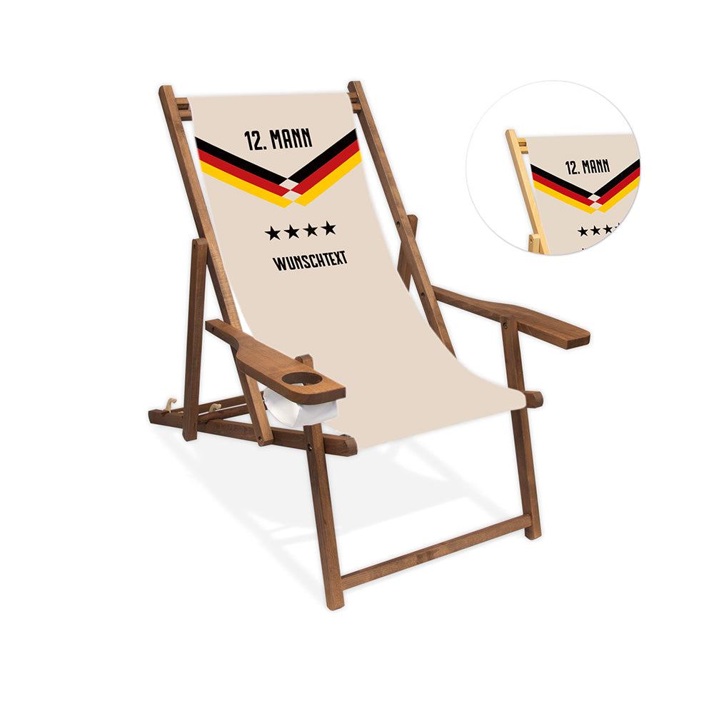 Mittig ist ein dunkelbrauner Holzliegestuhl mit Armlehne abgebildet.
Naturfarbener Hintergrund im Nationalelf Trikot Stil.
Neben den Liegestuhl ist die Lasur farblos in klein dargestellt.