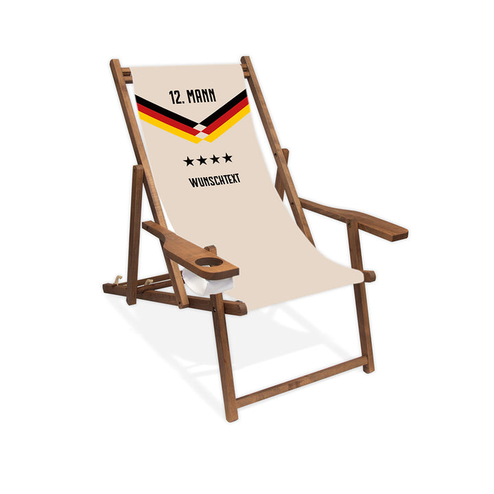 Mittig ist ein dunkelbrauner Holzliegestuhl mit Armlehne abgebildet.
Naturfarbener Hintergrund im Nationalelf Trikot Stil.