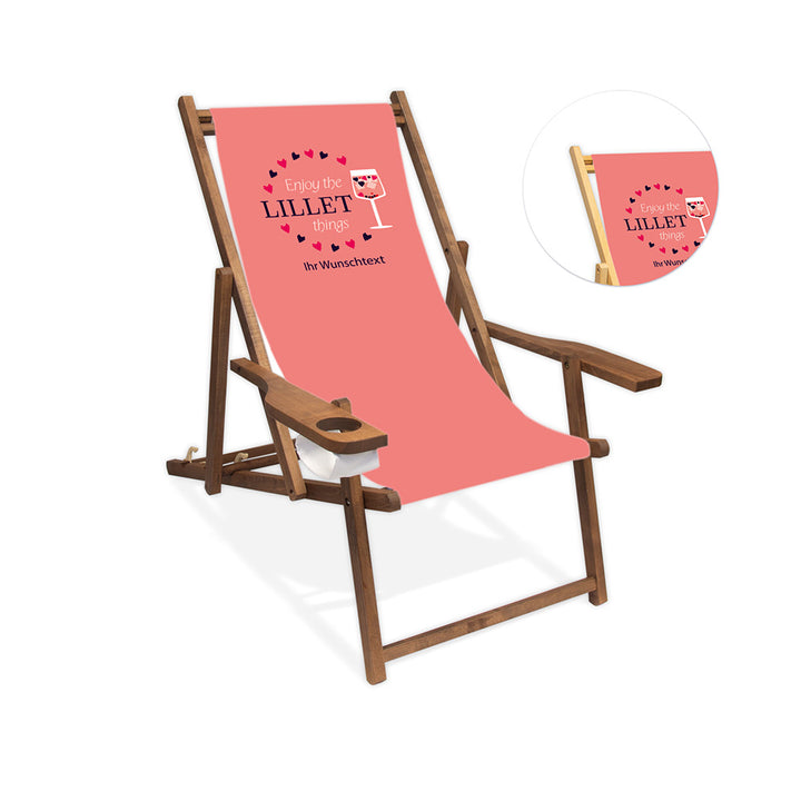 In der Mitte ist ein dunkelbrauner Holzliegestuhl mitArmlehne abgebildet. Auf dem rosa Bezug ist im oberen Drittel ein Kreis aus Beeren aufgezeichnet. Da drin steht der Text "Enjoy the Lillet things". Die rechte Seite des Kreises bildet ein Cocktailglas gefüllt mit dem Aperetif Wildberry. Unter dem Kreis  steht folgender Tex geschrieben: Ihr Wunschtext".
Neben dem Liegestuhl ist in einem Kreis ein Auschnitt des gleichen Liegestuhls in der Lasurfarbe farblos abgebildet.
