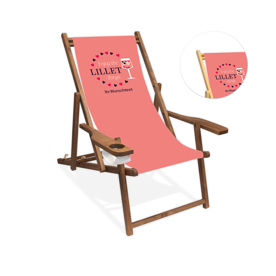 In der Mitte ist ein dunkelbrauner Holzliegestuhl mitArmlehne abgebildet. Auf dem rosa Bezug ist im oberen Drittel ein Kreis aus Beeren aufgezeichnet. Da drin steht der Text "Enjoy the Lillet things". Die rechte Seite des Kreises bildet ein Cocktailglas gefüllt mit dem Aperetif Wildberry. Unter dem Kreis  steht folgender Tex geschrieben: Ihr Wunschtext".
Neben dem Liegestuhl ist in einem Kreis ein Auschnitt des gleichen Liegestuhls in der Lasurfarbe farblos abgebildet.