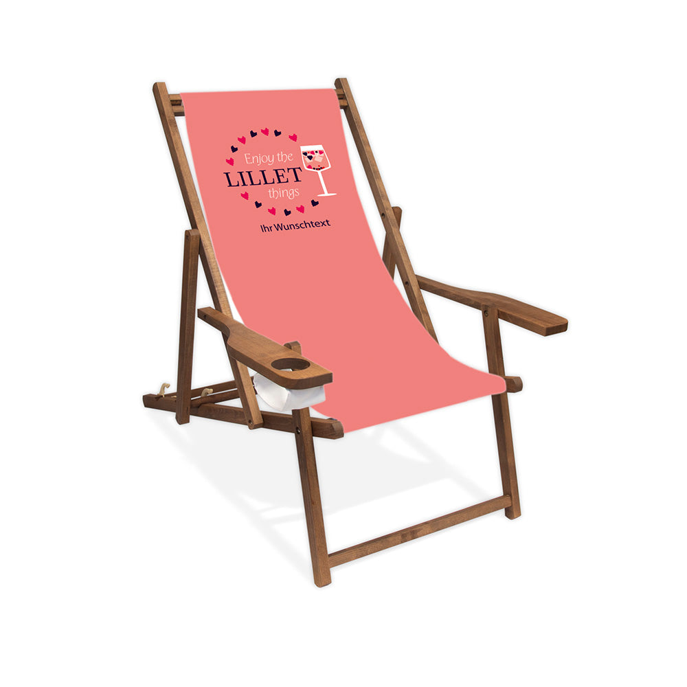 In der Mitte ist ein dunkelbrauner Holzliegestuhl mitArmlehne abgebildet. Auf dem rosa Bezug ist im oberen Drittel ein Kreis aus Beeren aufgezeichnet. Da drin steht der Text "Enjoy the Lillet things". Die rechte Seite des Kreises bildet ein Cocktailglas gefüllt mit dem Aperetif Wildberry. Unter dem Kreis  steht folgender Tex geschrieben: Ihr Wunschtext".
