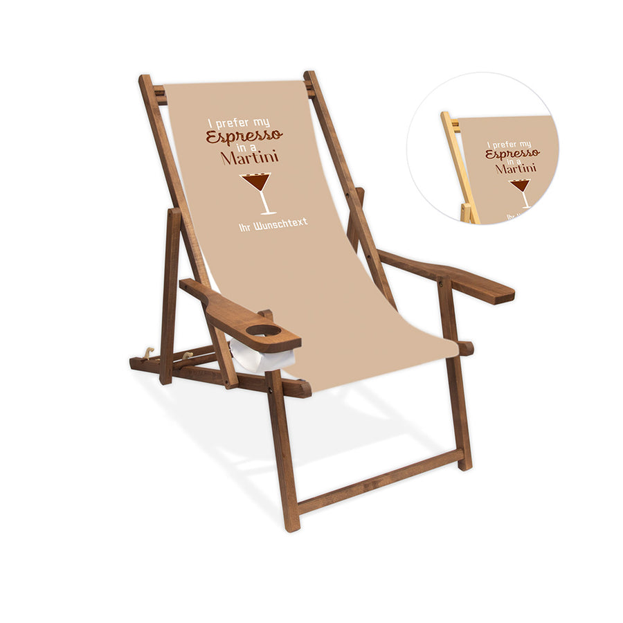 Mittig ist ein dunkelbrauner Holzliegestuhl mit Armlehne abgebildet.
Motiv mit dem Spruch "I prefer my Espresso in a Martini". 
Neben dem Liegestuhl ist in einem Kreis die Lasurfarbe farblos abgebildet.