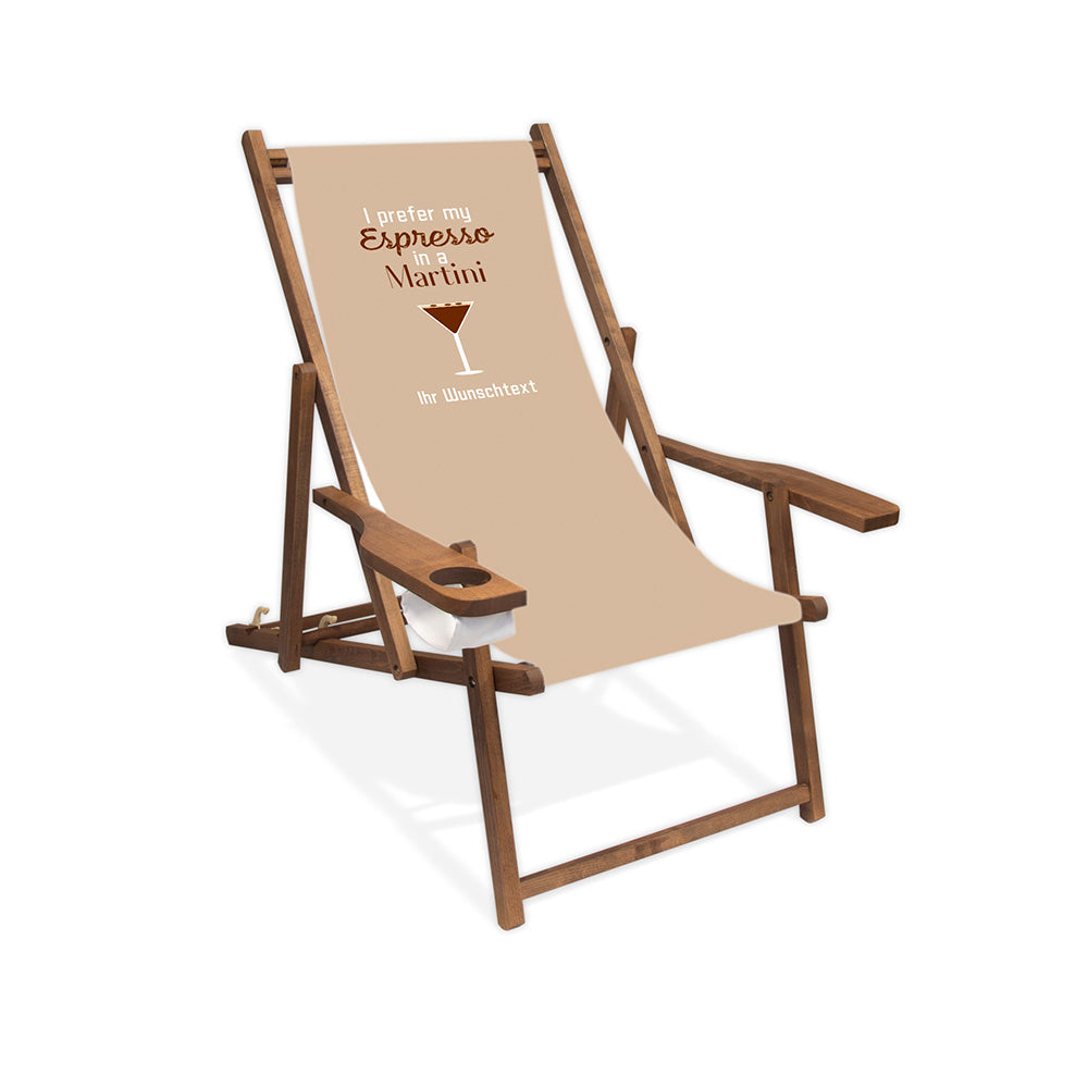 Mittig ist ein dunkelbrauner Holzliegestuhl mit Armlehne abgebildet.
Motiv mit dem Spruch "I prefer my Espresso in a Martini". 