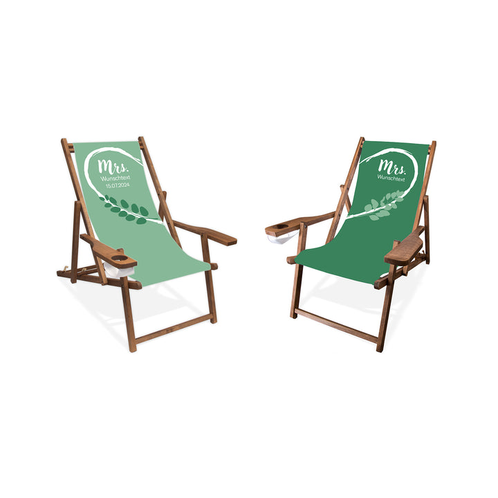 Es sind zwei Holzliegestühle mit Armlehne in dunkelbrauner Lasur abgebildet.
Linker Stuhl mit Hintergrund in Mint, linke weiße Herzhälfte und grüne Blätter.
Rechter Stuhl mit Hintergrund dunkleres Grün und rechte weiße Herzhälfte.
Text linker Stuhl: Mrs. 
Text rechter Stuhl: Mrs.