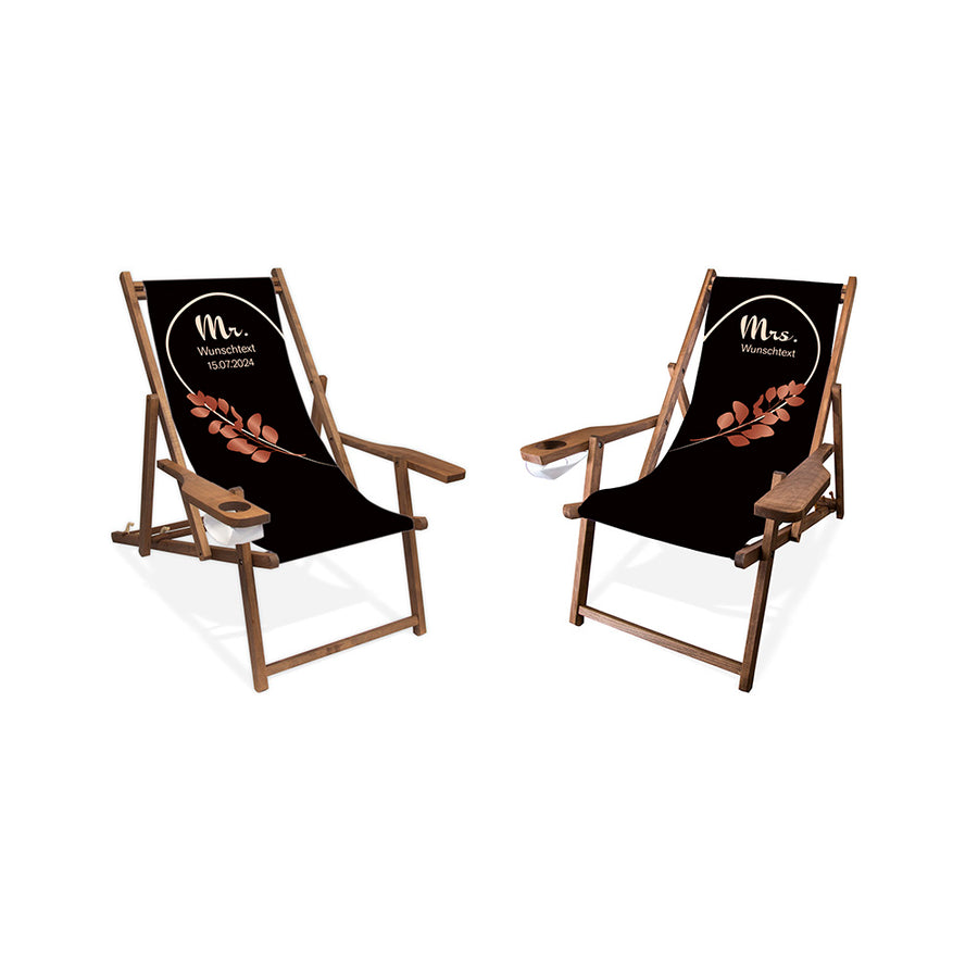 Es sind zwei Holzliegestühle mit Armlehne in der Lasur dunkelbraun abgebildet.
Hintergrund beider Liegestühle in Schwarz. Linker Stuhl: Linke Herzhälfte in Creme und Rosé Blätter.
Rechter Stuhl rechte Herzhälfte in Creme und Rosé Blätter.
Text linker Stuhl: Mr. 
Text rechter Stuhl: Mrs.