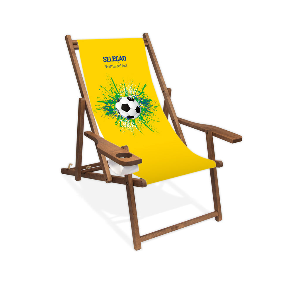 Liegestuhl mit Armlehne dunkelbraun im Brasilien Design zur WM 2026 mit Fußball auf grün-blau-weißen Farbklecks und personalisierbaren Text oberhalb. Über dem Wunschtext steht in blau "Selecao".
Der Hintergrund ist gelb.