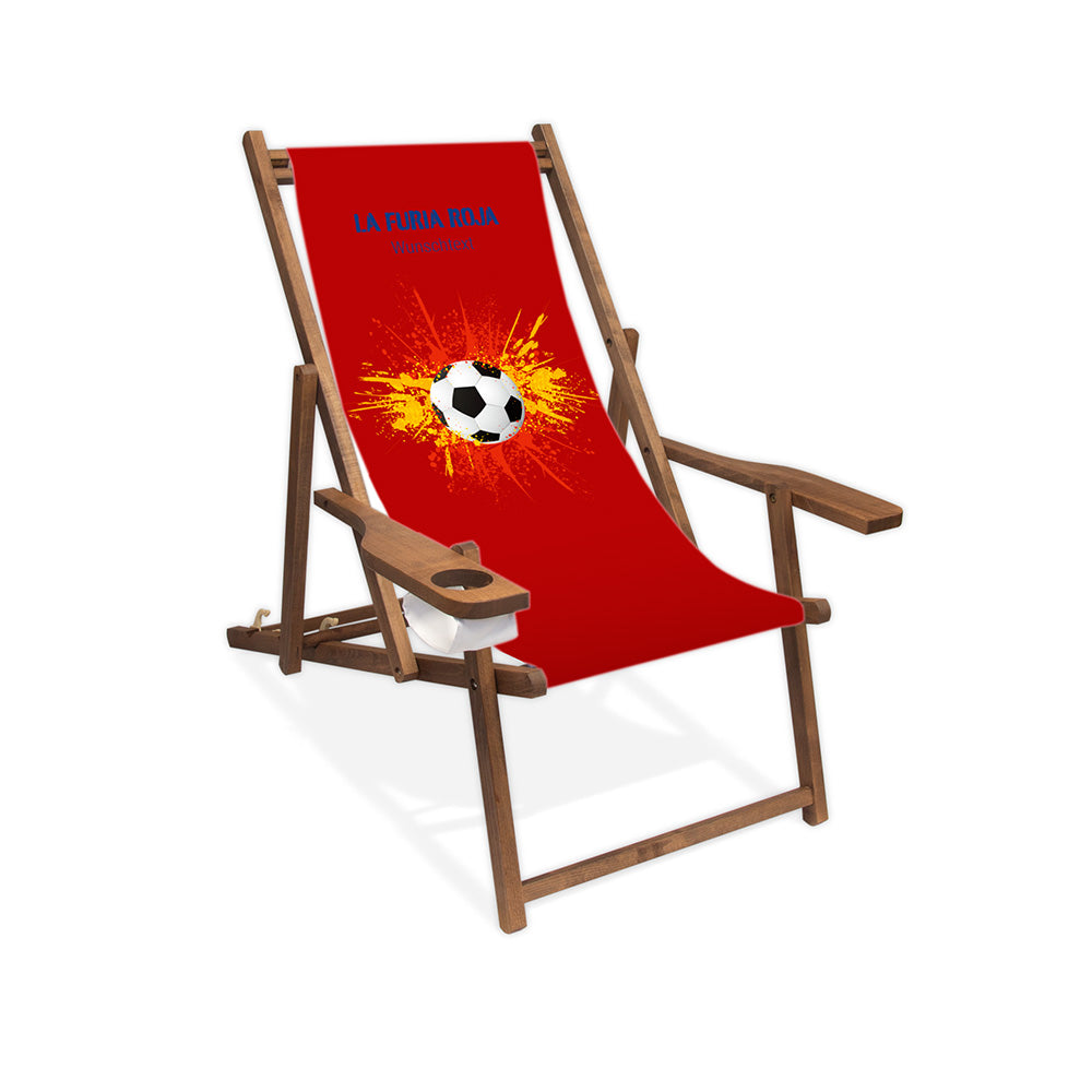 Liegestuhl mit Armlehne dunkelbraun im Spanien Design zur WM 2026 mit Fußball auf rot-gelb-roten Farbklecks und personalisierbaren Text oberhalb. Über dem Wunschtext steht in blau "La Furia Roja".
Der Hintergrund ist rot.