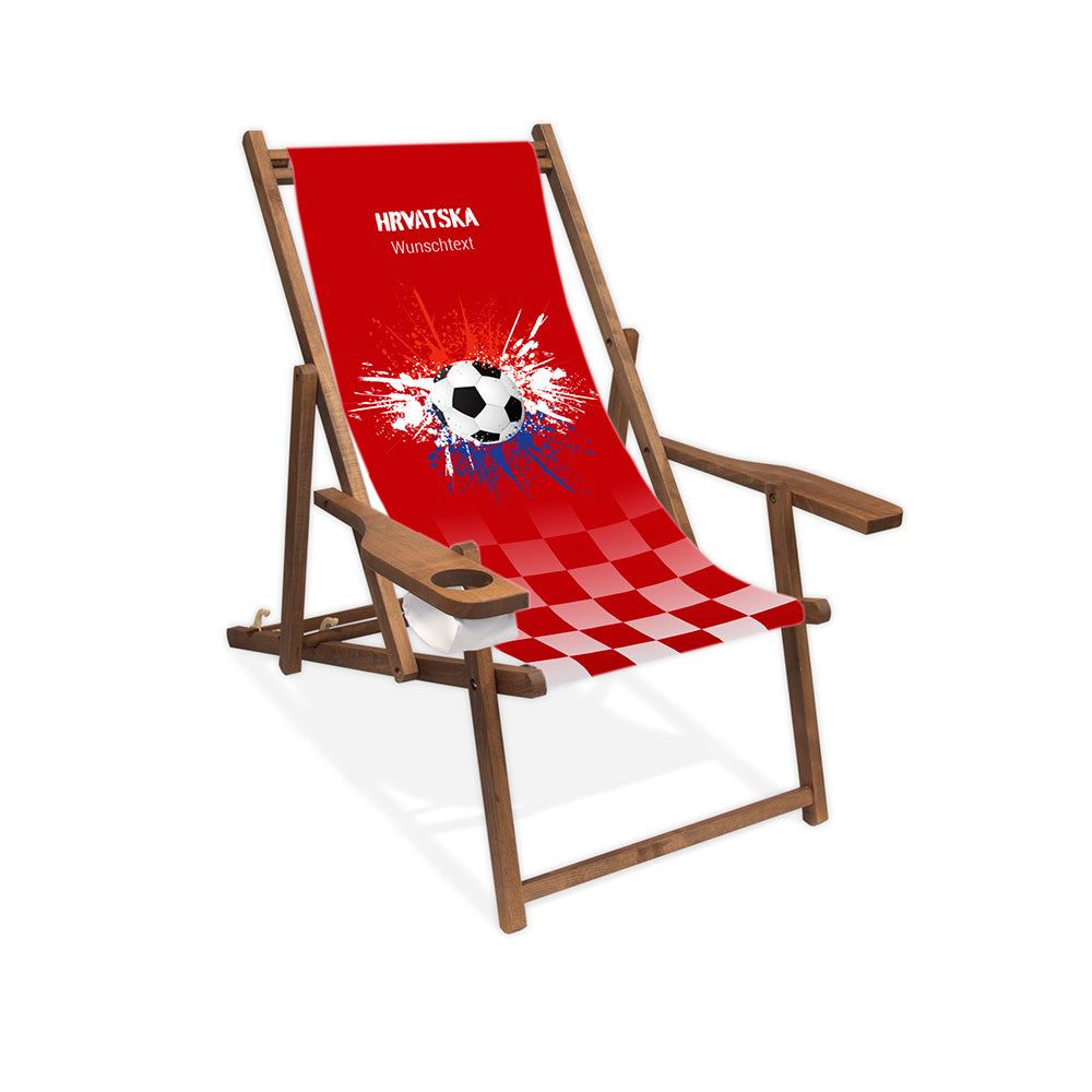 Liegestuhl mit Armlehne dunkelbraun im Kroatien Design zur WM 2026 mit Fußball auf rot-weiß-blauen Farbklecks und personalisierbaren Text oberhalb. Über dem Wunschtext steht "Hrvatska".
Der Hintergrund ist rot. Im unteren ein Verlauf zu rot-weiß kariert.