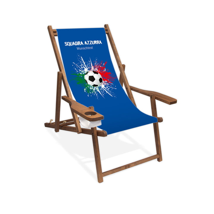 Liegestuhl mit Armlehne dunkelbraun im Italien Design zur WM 2026 mit Fußball auf grün-weiß-roten Farbklecks und personalisierbaren Text oberhalb. Über dem Wunschtext steht in weiß "Squadra Azzurra".
Der Hintergrund ist blau.