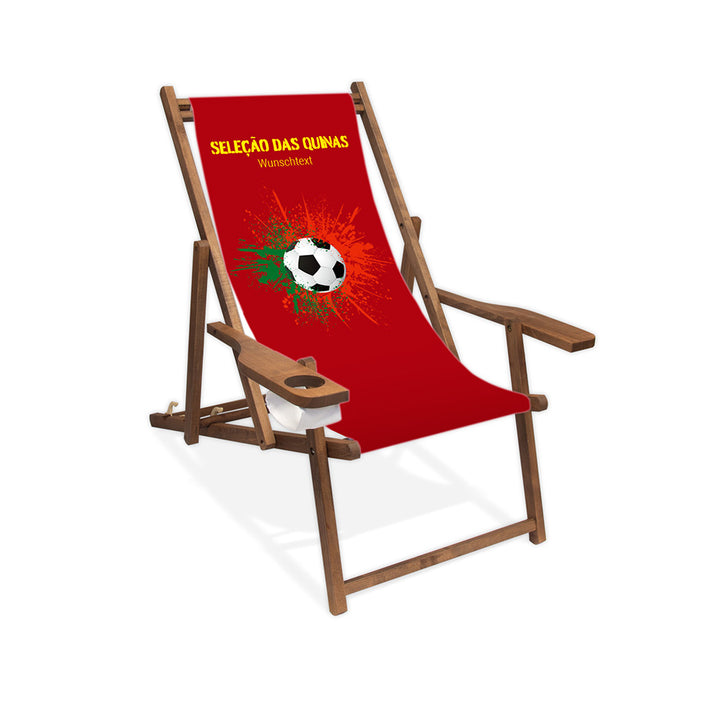 Liegestuhl mit Armlehne dunkelbraun im Portugal Design zur WM 2026 mit Fußball auf grün-roten Farbklecks und personalisierbaren Text oberhalb. Über dem Wunschtext steht in gelb "Selacao das Quinas".
Der Hintergrund ist rot.