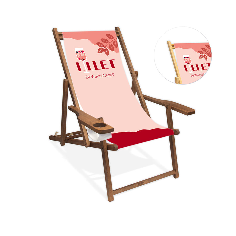 Mittig ist ein dunkelbrauner Holzliegestuhl mit Armlehne abgebildet.
Motiv LILLET, wobei das i ein Aperetif-Glas mit Wildberry darstellt.
Neben dem Liegestuhl ist in einem Kreis die Lasurfarbe farblos abgebildet.