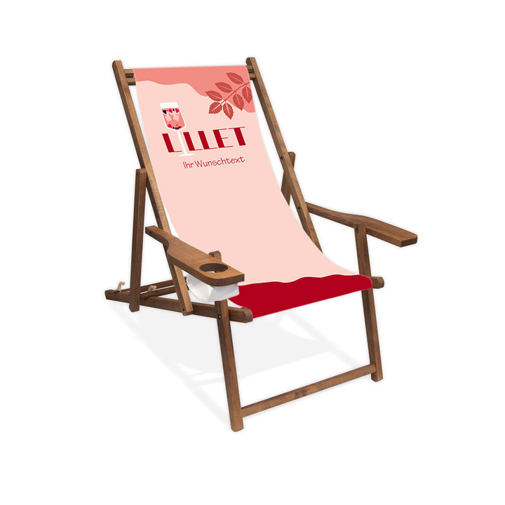 Mittig ist ein dunkelbrauner Holzliegestuhl mit Armlehne abgebildet.
Motiv LILLET, wobei das i ein Aperetif-Glas mit Wildberry darstellt.