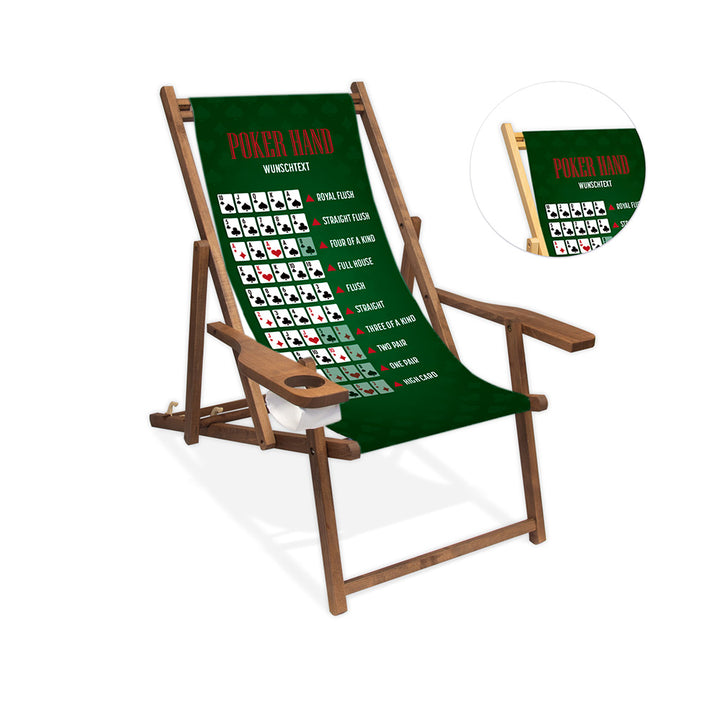 Mockup eines personalisierten Liegestuhls mit Armlehne und Getränkehalter im Pokerhand Design mit allen Pokerblättern, grünem Hintergrund und rotem Schriftzug "POKERHAND". Die Lasur des Stuhls ist dunkelbraun. Rechts daneben ist in einem Kreis die Lasur farblos dargestellt.