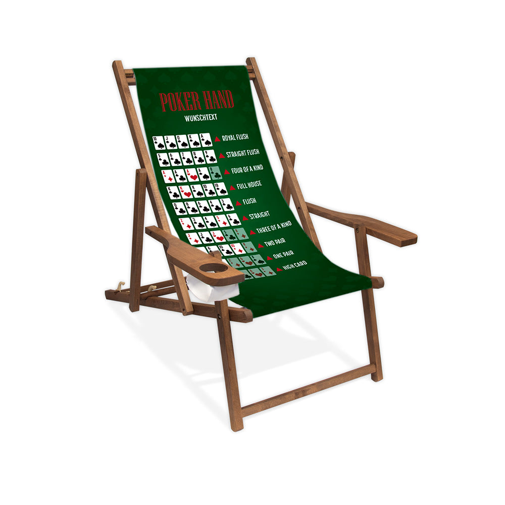 Mockup eines personalisierten Liegestuhls mit Armlehne und Getränkehalter im Pokerhand Design mit allen Pokerblättern, grünem Hintergrund und rotem Schriftzug "POKERHAND". Die Lasur des Stuhls ist dunkelbraun.